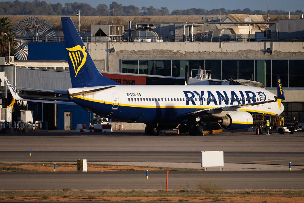 Palma de Mallorca Airport: Ryanair (FR / RYR) | Boeing 737-8AS B738 | EI-DCW | MSN 33568