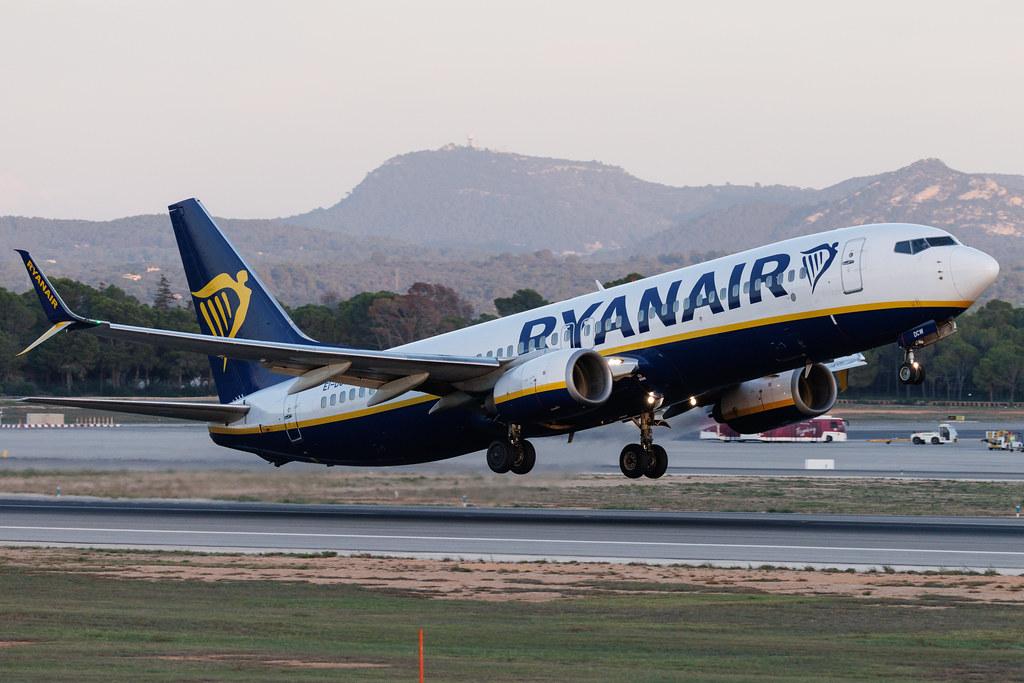 Palma de Mallorca Airport: Ryanair (FR / RYR) | Boeing 737-8AS B738 | EI-DCW | MSN 33568