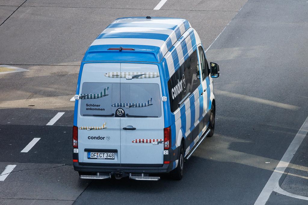 Hamburg Airport: Condor Transporter