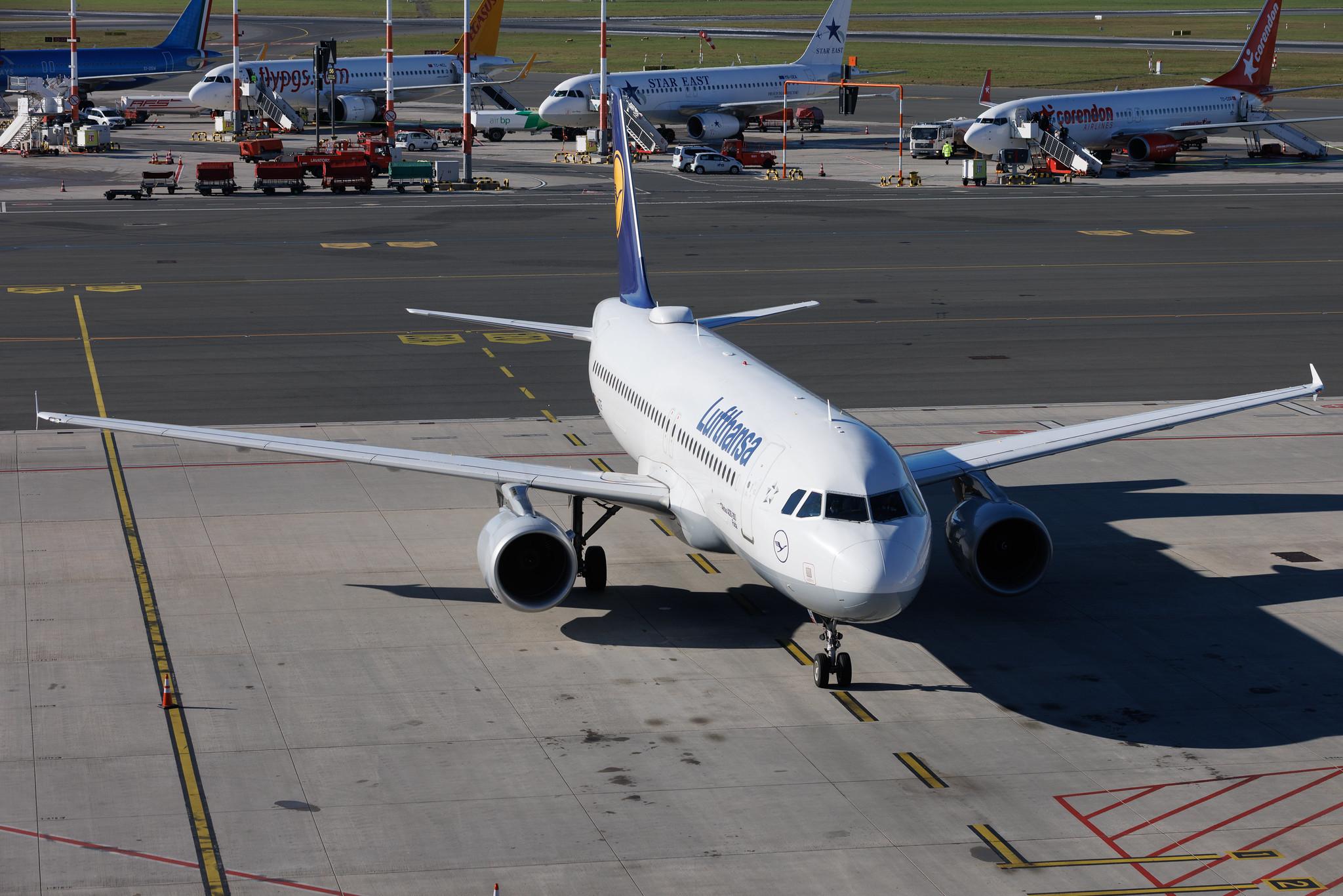Hamburg Airport: Lufthansa (LH / DLH) | Airbus A320-214 A320 | D-AIZF | MSN 4289