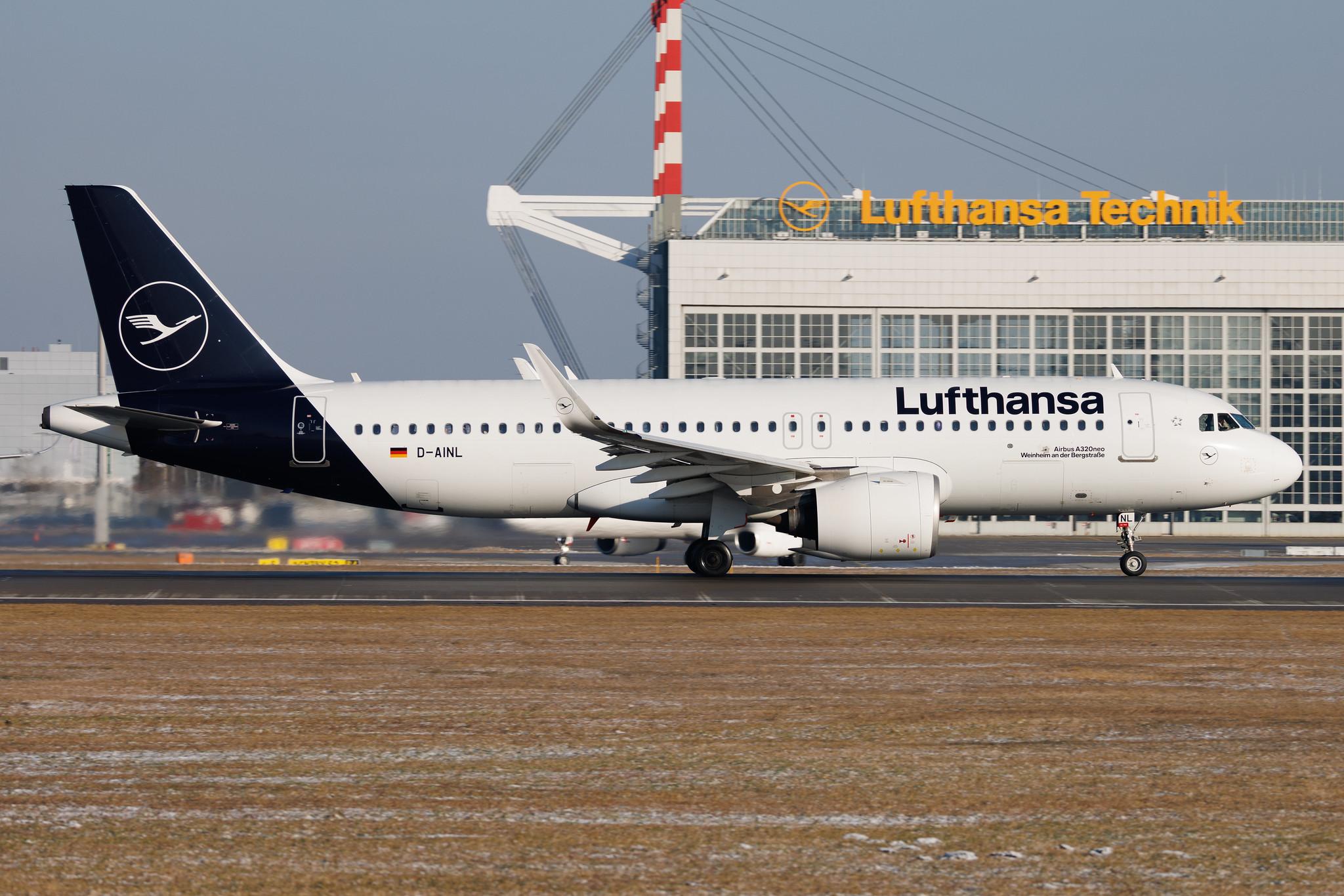 Munich Airport: Der Airbus A321-131 (A321) der Fluglinie Lufthansa (LH / DLH) mit der Registrierung D-AIRX (MSN: 0887) rollt am Flughafen Munich Airport (EDDM/MUC).