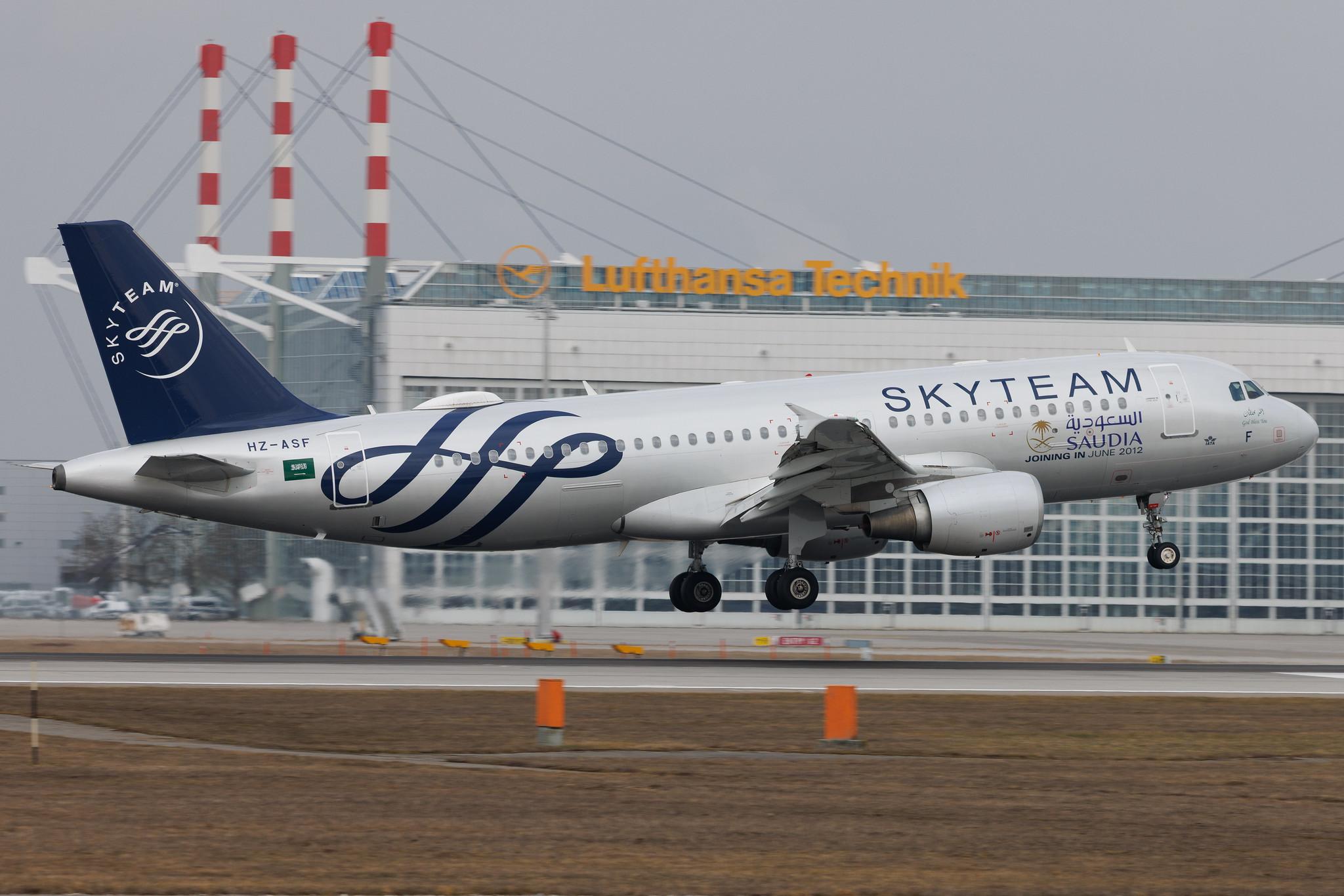 Munich Airport: Saudia (SV / SVA) | Livery: SkyTeam Livery | Airbus A320-214 A320 | HZ-ASF | MSN 4955