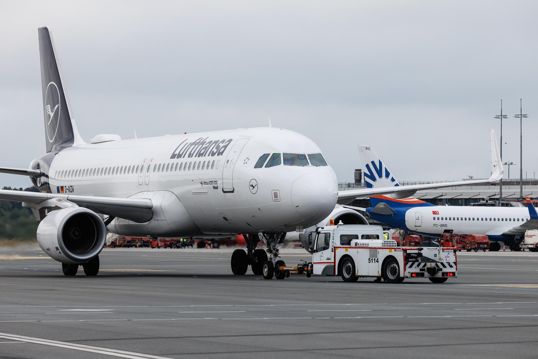 Hamburg Airport: Lufthansa (LH / DLH) | Airbus A320-214 A320 | D-AIZW | MSN 5694