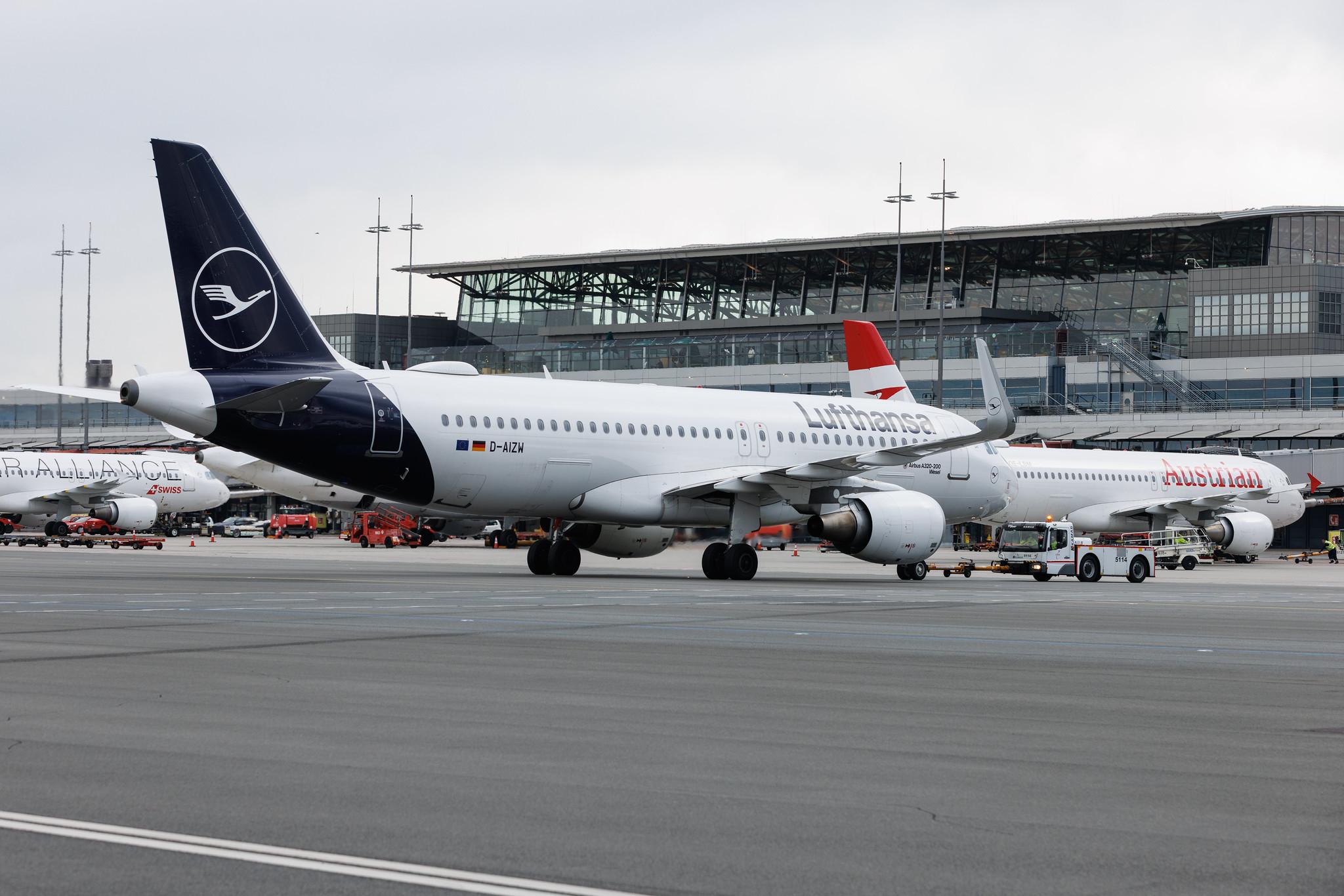 Hamburg Airport: Lufthansa (LH / DLH) | Airbus A320-214 A320 | D-AIZW | MSN 5694