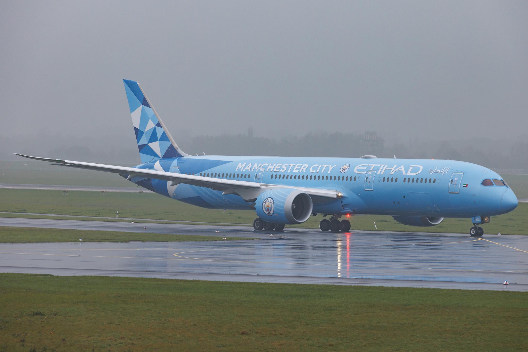 Düsseldorf Airport: Etihad Airways (EY / ETD) | Livery: Manchester City Livery | Boeing 787-9 Dreamliner B789 | A6-BND | MSN 42373
