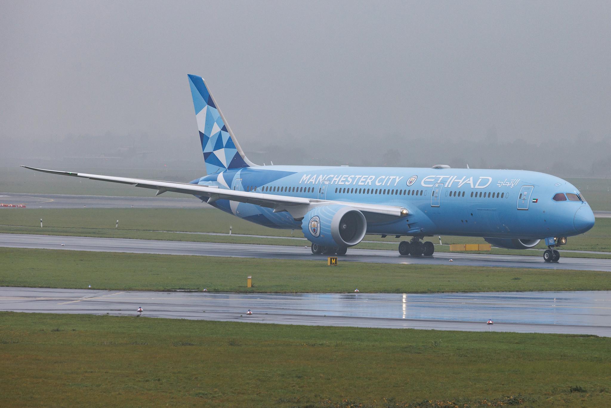Düsseldorf Airport: Etihad Airways (EY / ETD) | Livery: Manchester City Livery | Boeing 787-9 Dreamliner B789 | A6-BND | MSN 42373