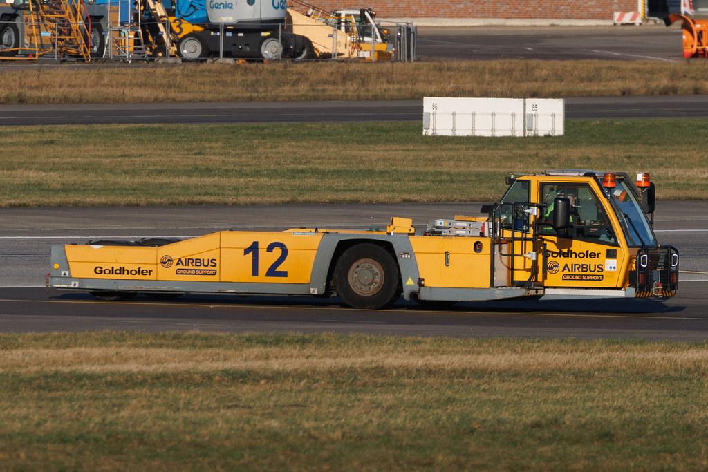 Hamburg Finkenwerder: Schlepper Goldhofer 12