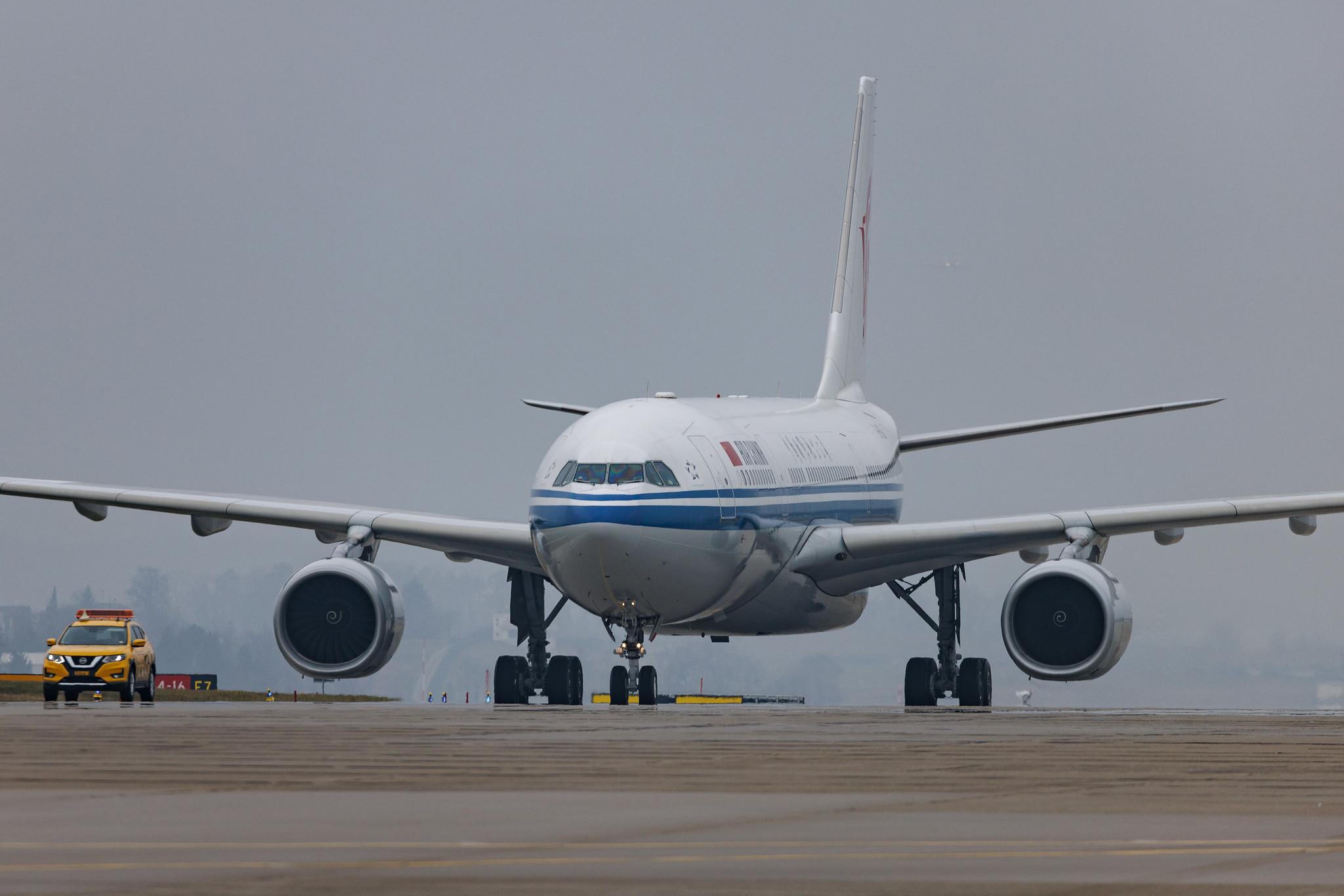 Flughafen Zürich: Air China (CA / CCA) | Airbus A330-243 A332 | B-6131 | MSN 0941