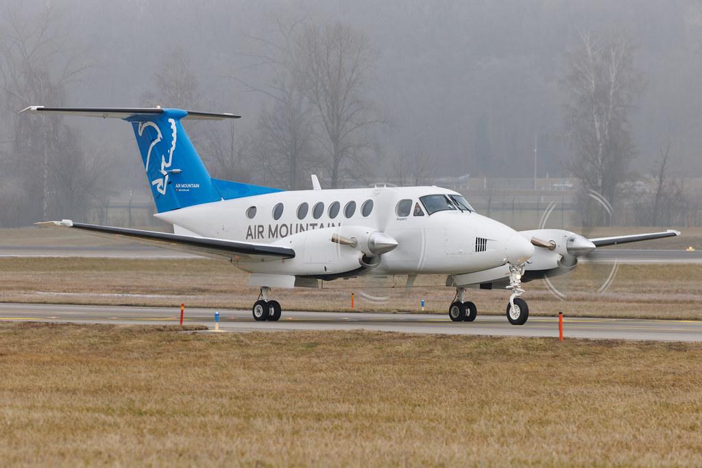 Flughafen Zürich: Air Mountain (AMT) | Beech 200 Super King Air BE20 | HB-GJI | MSN BB-451