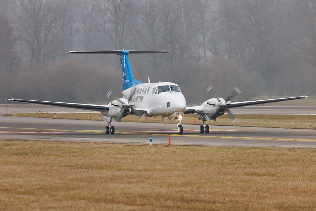 Flughafen Zürich: Air Mountain (AMT) | Beech 200 Super King Air BE20 | HB-GJI | MSN BB-451