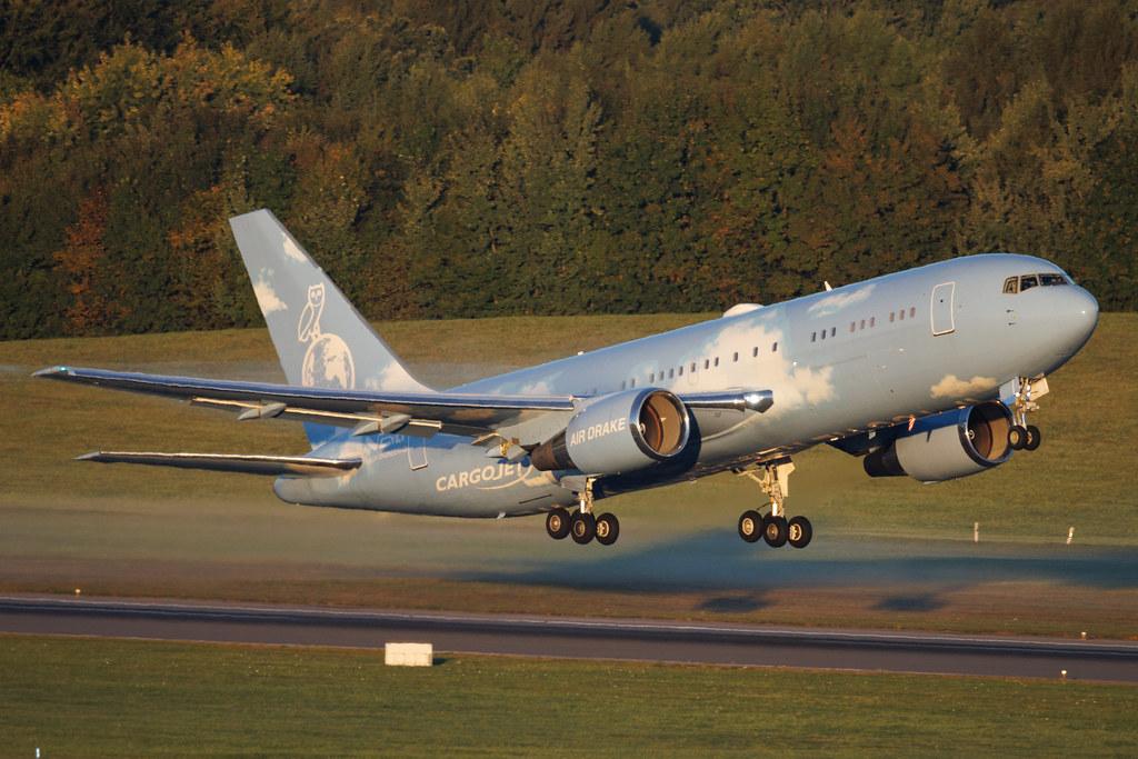 Hamburg Airport: Elan Express (ELX) | Boeing 767-24Q(ER) B762 | N767CJ | MSN 28270
