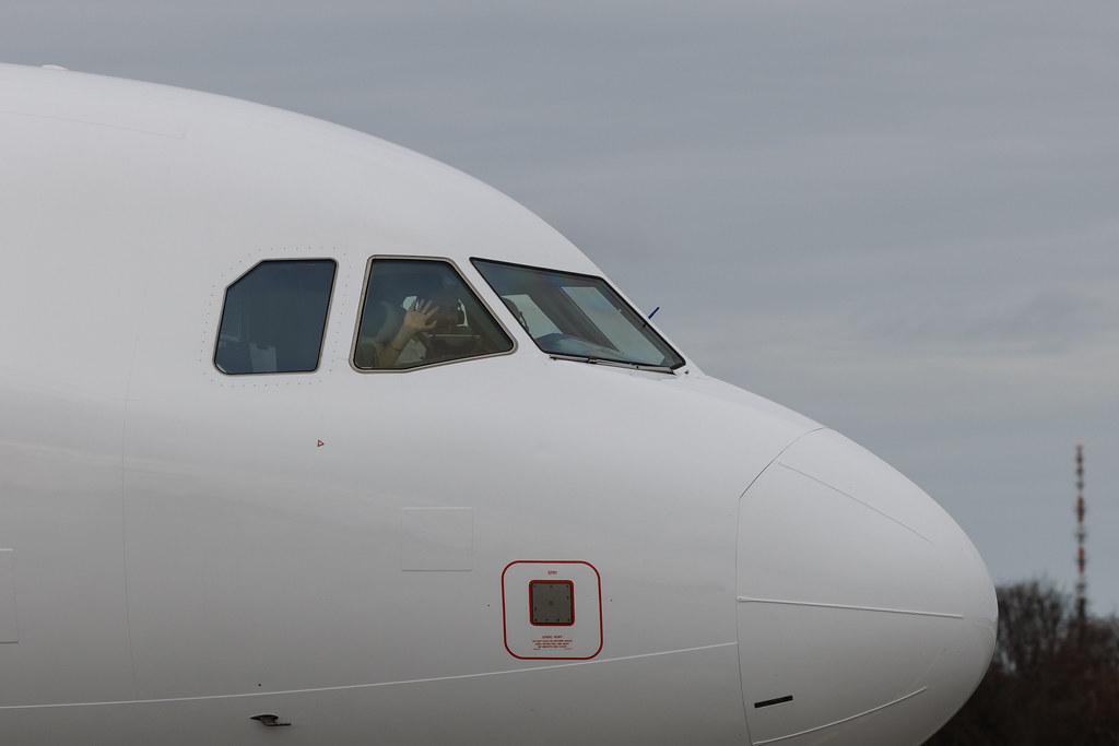 Hamburg Airport: GetJet Airlines (GW / GJT) | Airbus A320-214 A320 | LY-DAE | MSN 03240