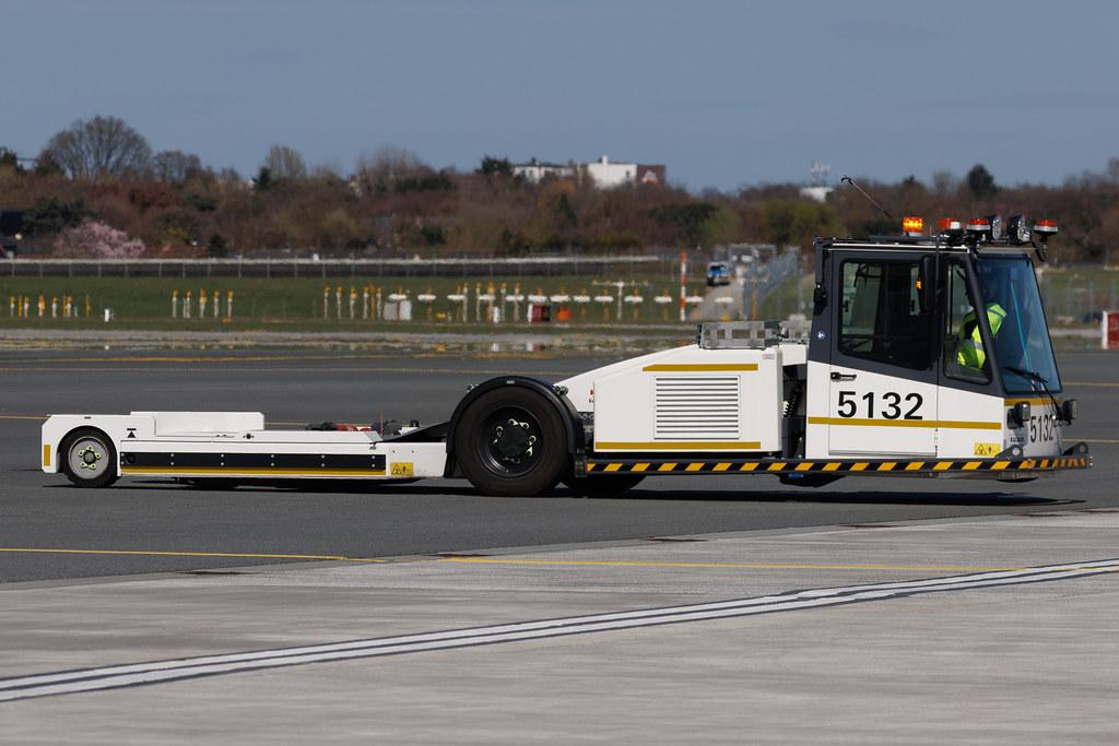Hamburg Airport: Schlepper 5132