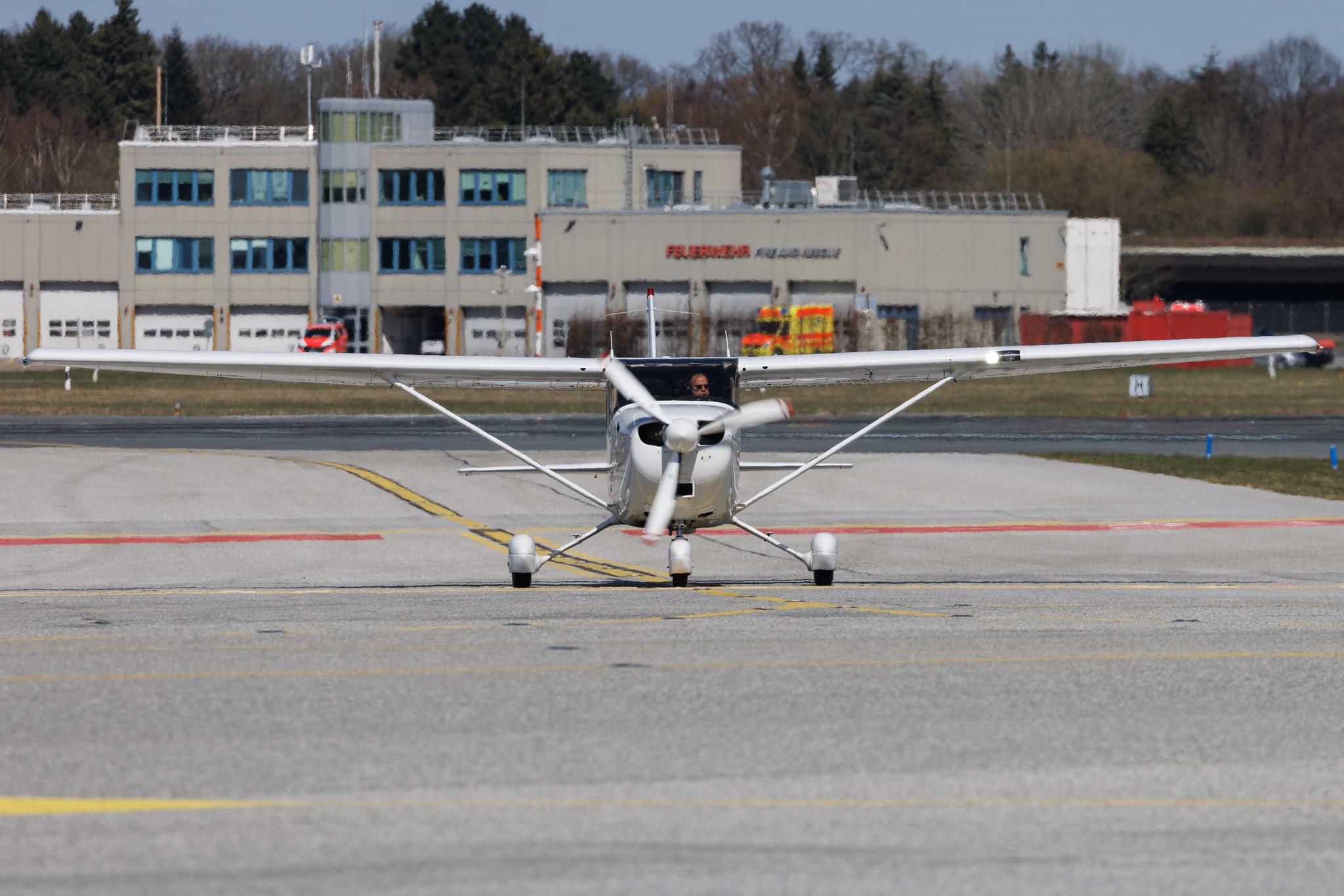 Hamburg Airport: Hanseatischer Fliegerclub Hamburg | Cessna 172R C172 | D-ENKS | MSN 172-80136