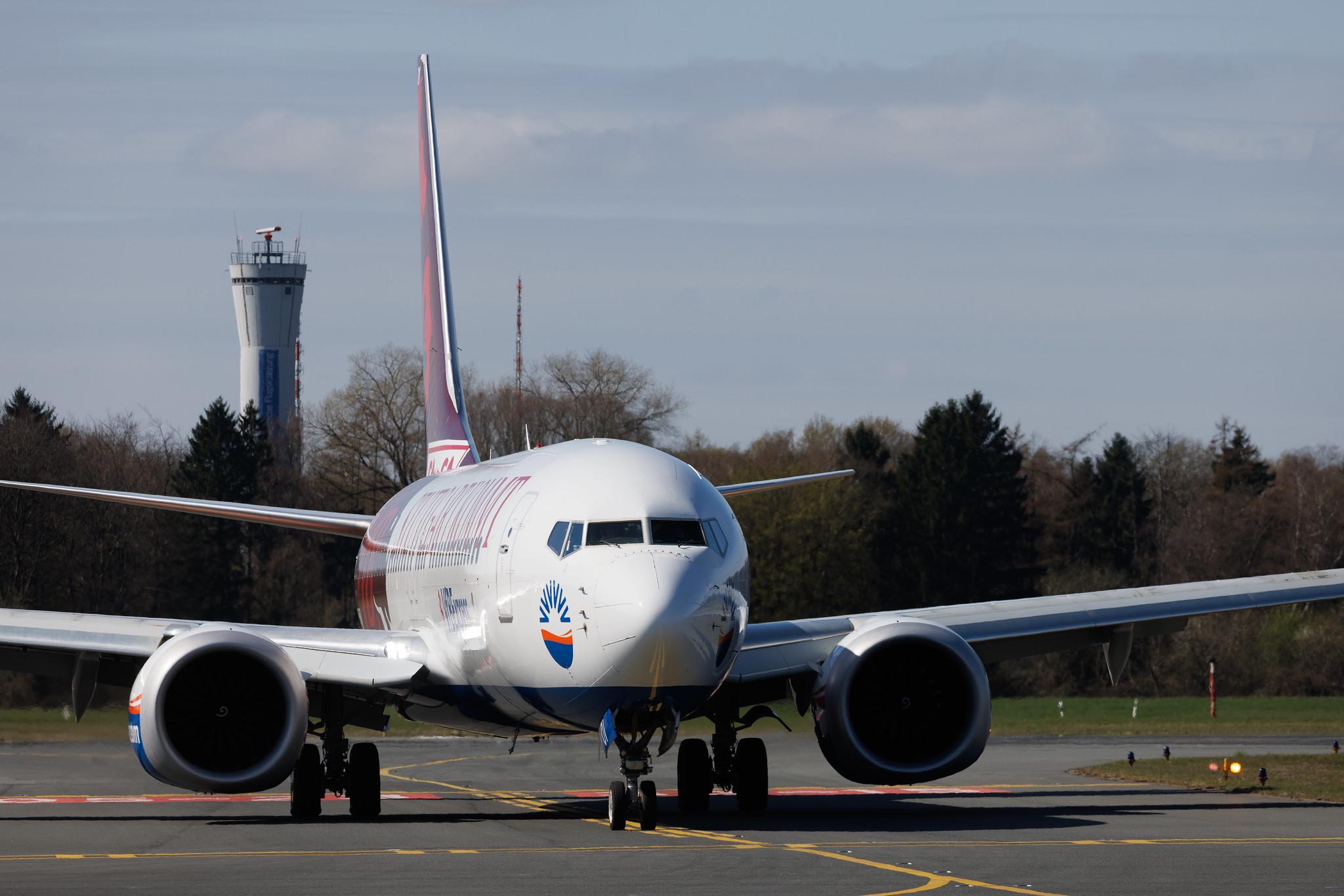 Hamburg Airport: SunExpress (XQ / SXS) | Livery: VfB Stuttgart Livery | Boeing 737 MAX 8 B38M | TC-SOI | MSN 61200