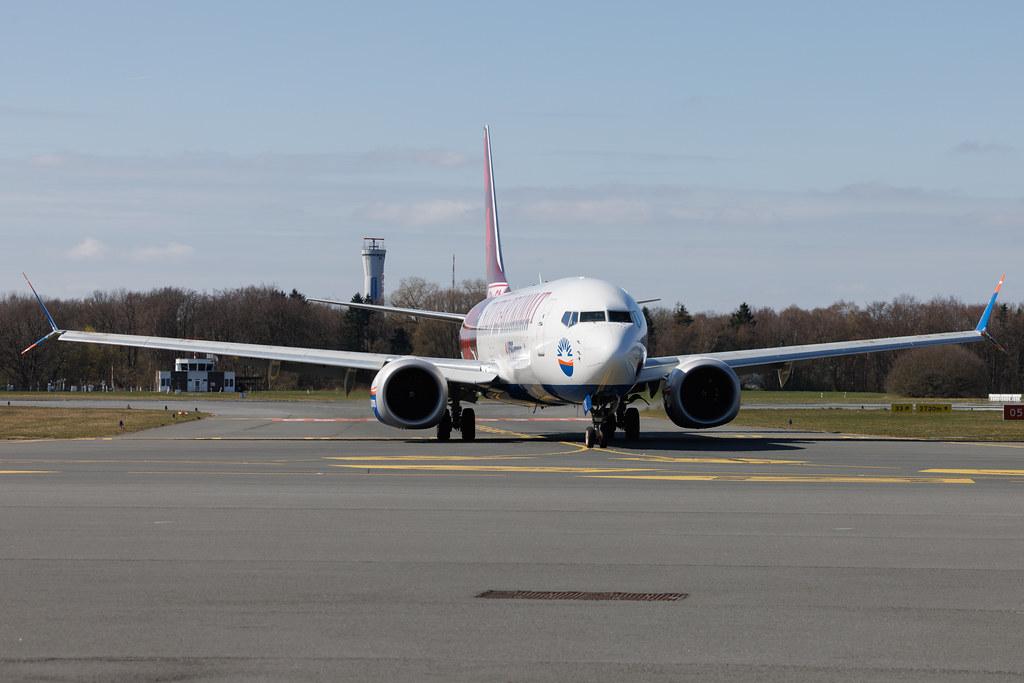 Hamburg Airport: SunExpress (XQ / SXS) | Livery: VfB Stuttgart Livery | Boeing 737 MAX 8 B38M | TC-SOI | MSN 61200