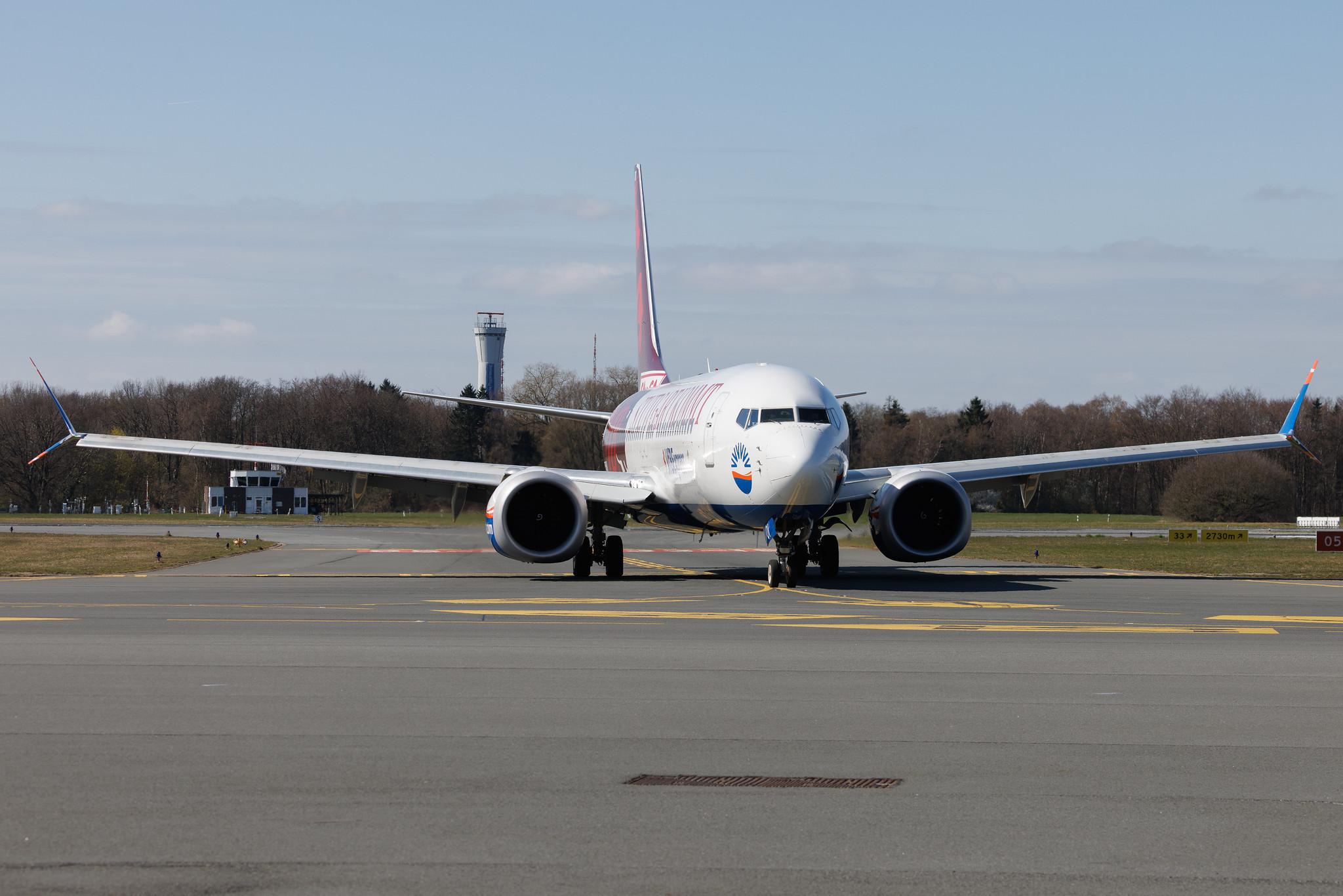 Hamburg Airport: SunExpress (XQ / SXS) | Livery: VfB Stuttgart Livery | Boeing 737 MAX 8 B38M | TC-SOI | MSN 61200
