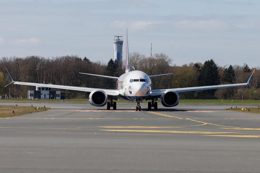 Hamburg Airport: SunExpress (XQ / SXS) | Livery: VfB Stuttgart Livery | Boeing 737 MAX 8 B38M | TC-SOI | MSN 61200