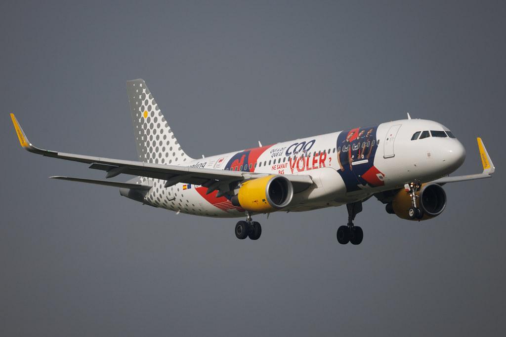 Paris Orly Airport: Vueling (VY / VLG) | Livery: French Rugby Federation Livery | Airbus A320-214 A320 | EC-LVU | MSN 05616