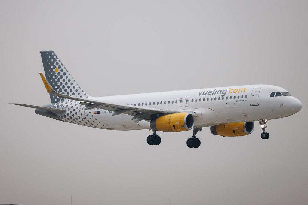 Paris Orly Airport: Vueling (VY / VLG) | Airbus A320-232 A320 | EC-OKI | MSN 07808