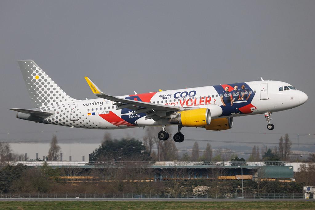 Paris Orly Airport: Vueling (VY / VLG) | Livery: French Rugby Federation Livery | Airbus A320-214 A320 | EC-LVU | MSN 05616