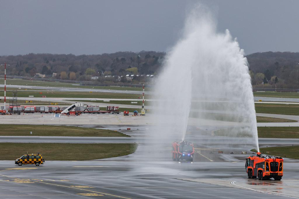 Hamburg Airport: Wasserfontäne von der Hamburger Flughafenfeuerwehr Fire and Rescue