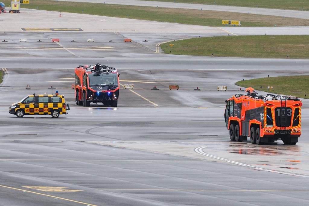 Hamburg Airport: Wasserfontäne von der Hamburger Flughafenfeuerwehr Fire and Rescue