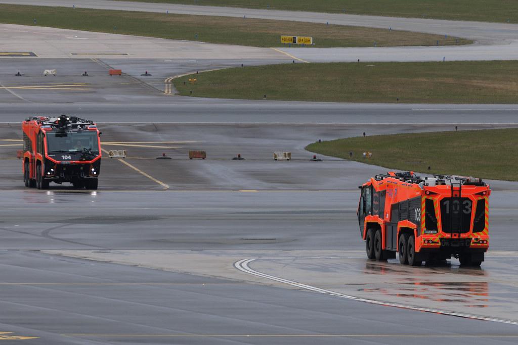 Hamburg Airport: Wasserfontäne von der Hamburger Flughafenfeuerwehr Fire and Rescue