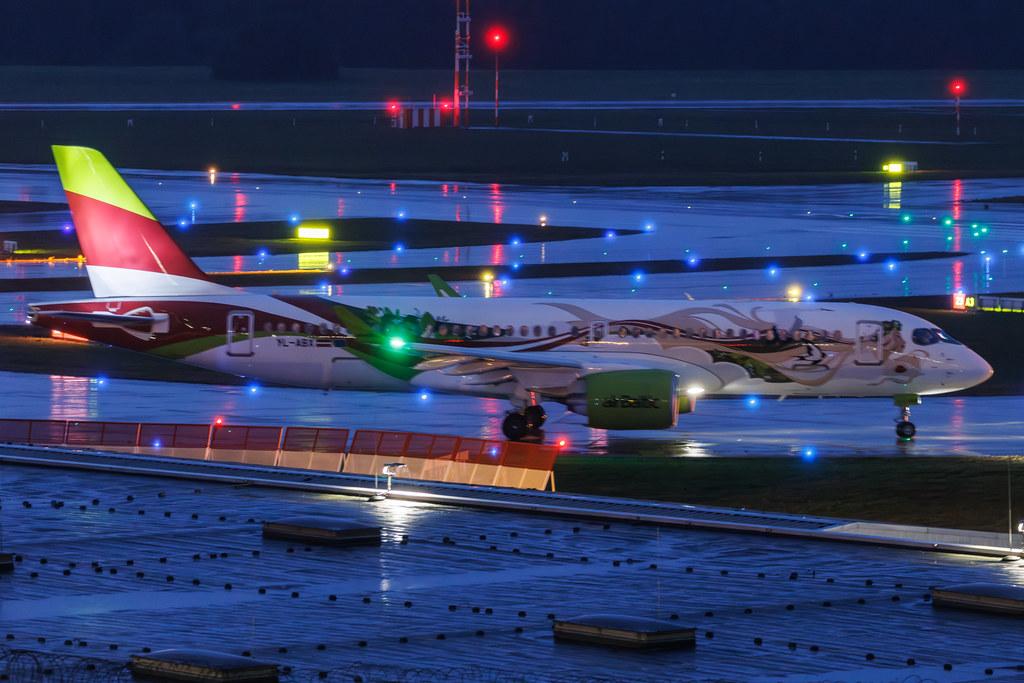 Hamburg Airport: Air Baltic (BT / BTI) | Livery: Baltic Heritage Livery | Airbus A220-300 BCS3 | YL-ABX | MSN 55329