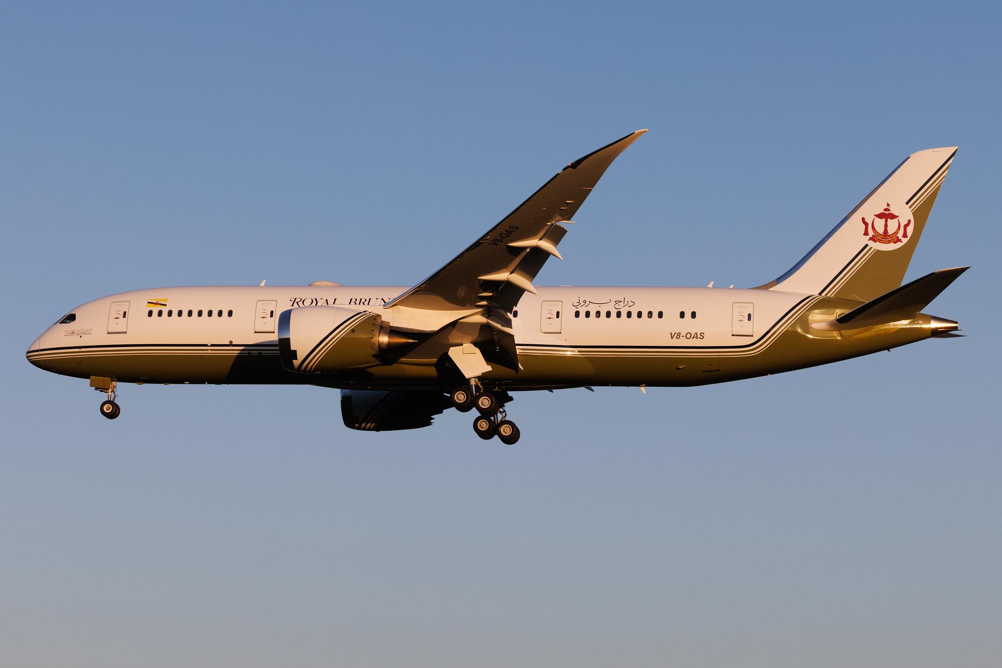 Hamburg Airport: Brunei Government | Boeing 787-8 Dreamliner (BBJ) B788 | V8-OAS | MSN 44572