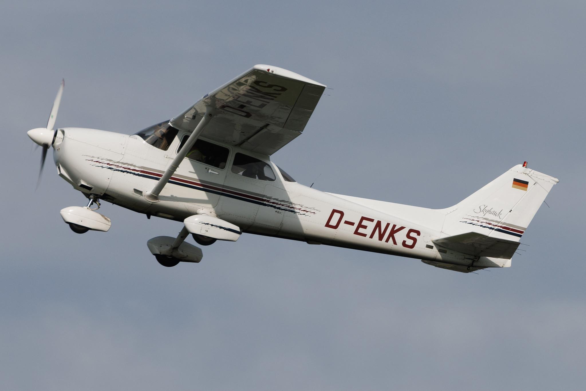 Hamburg Airport: Hanseatischer Fliegerclub Hamburg | Cessna 172R C172 | D-ENKS | MSN 172-80136