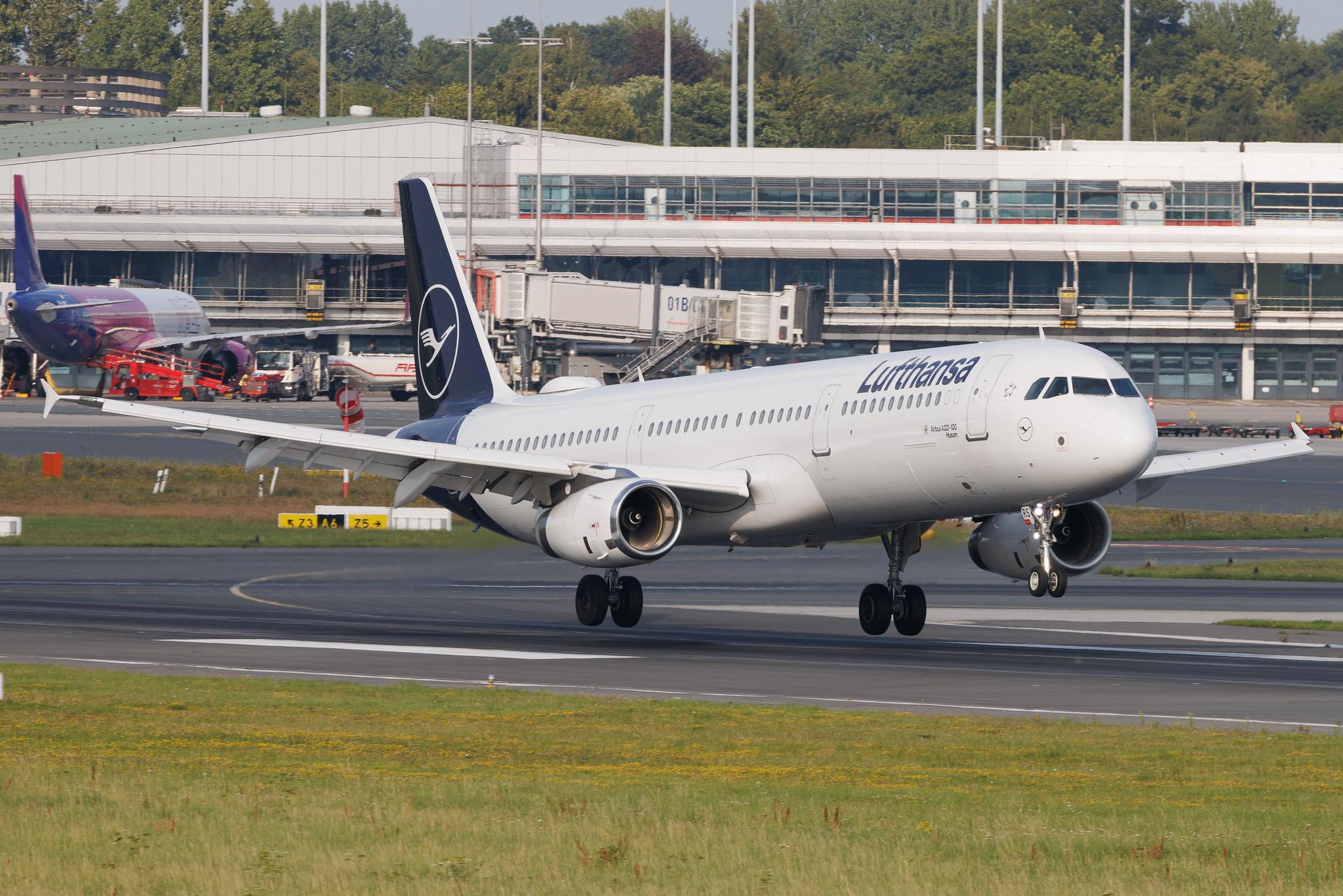 Hamburg Airport: Lufthansa (LH / DLH) | Airbus A321-131 A321 | D-AIRS | MSN 0595