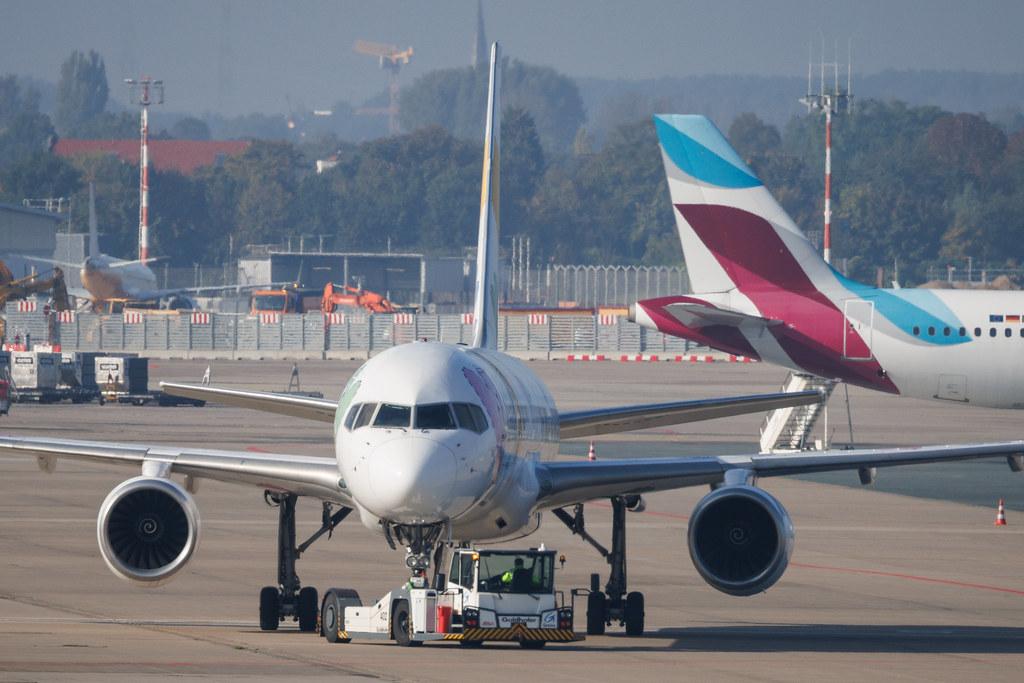 Düsseldorf Airport: Condor (DE / CFG) | Livery: Wir Lieben Fliegen Livery | Boeing 757-330 B753 | D-ABON | MSN 29023