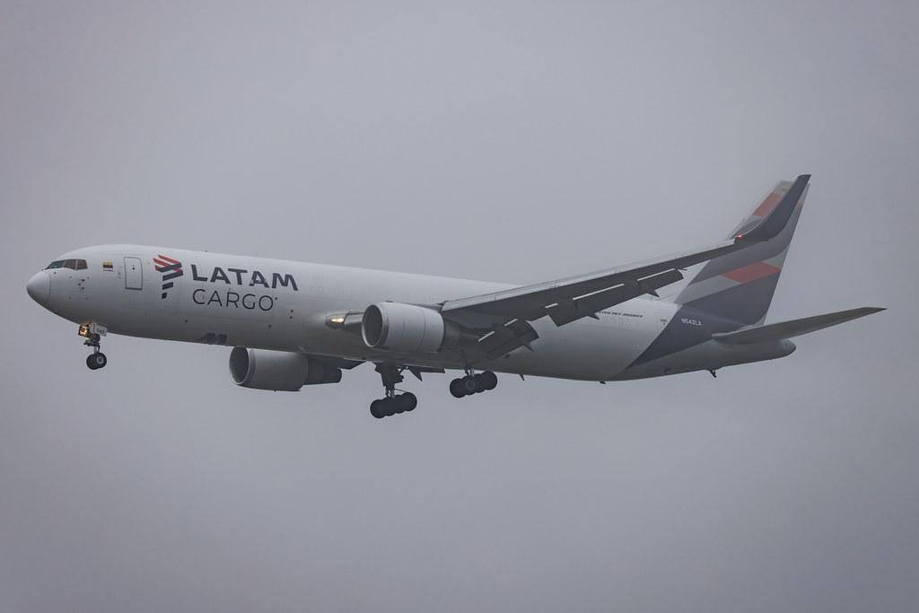 Frankfurt Airport: LATAM Cargo (UC / LCO) | Operator: LATAM Cargo Colombia | Boeing 767-316(ER)(BCF) B763 | N542LA | MSN 34629