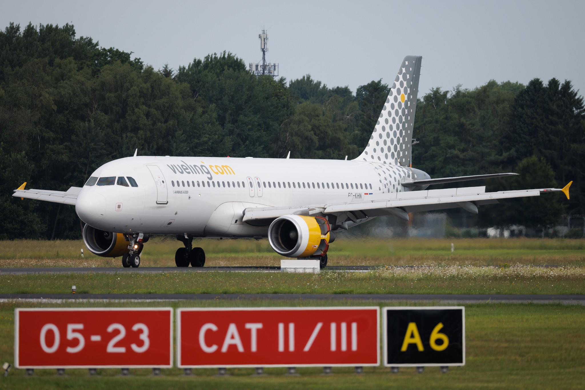 Hamburg Airport: Vueling (VY / VLG) | Airbus A320-216 A320 | EC-KHN | MSN 3203
