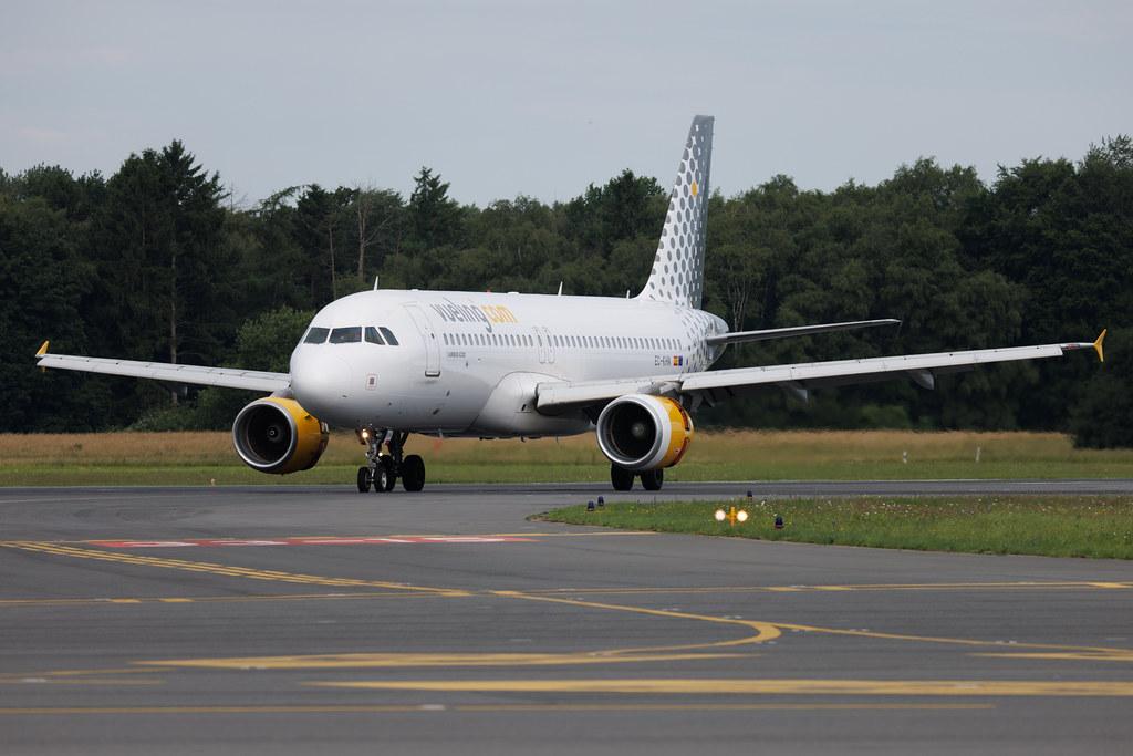 Hamburg Airport: Vueling (VY / VLG) | Airbus A320-216 A320 | EC-KHN | MSN 3203