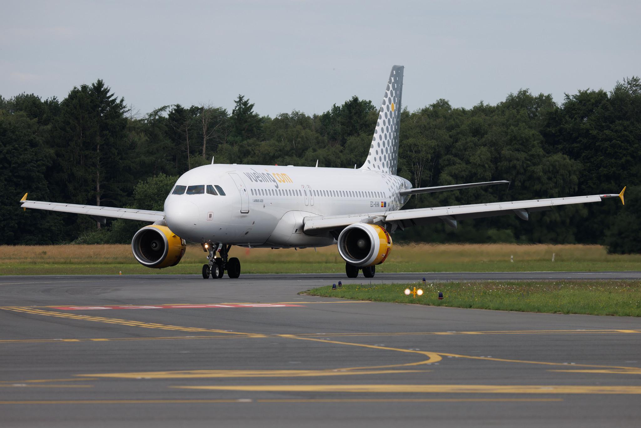 Hamburg Airport: Vueling (VY / VLG) | Airbus A320-216 A320 | EC-KHN | MSN 3203
