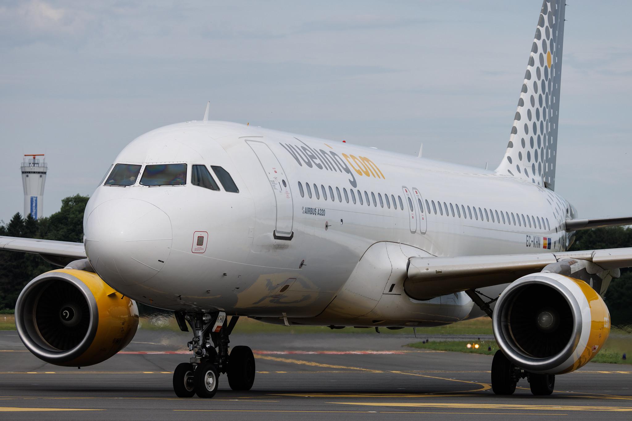 Hamburg Airport: Vueling (VY / VLG) | Airbus A320-216 A320 | EC-KHN | MSN 3203
