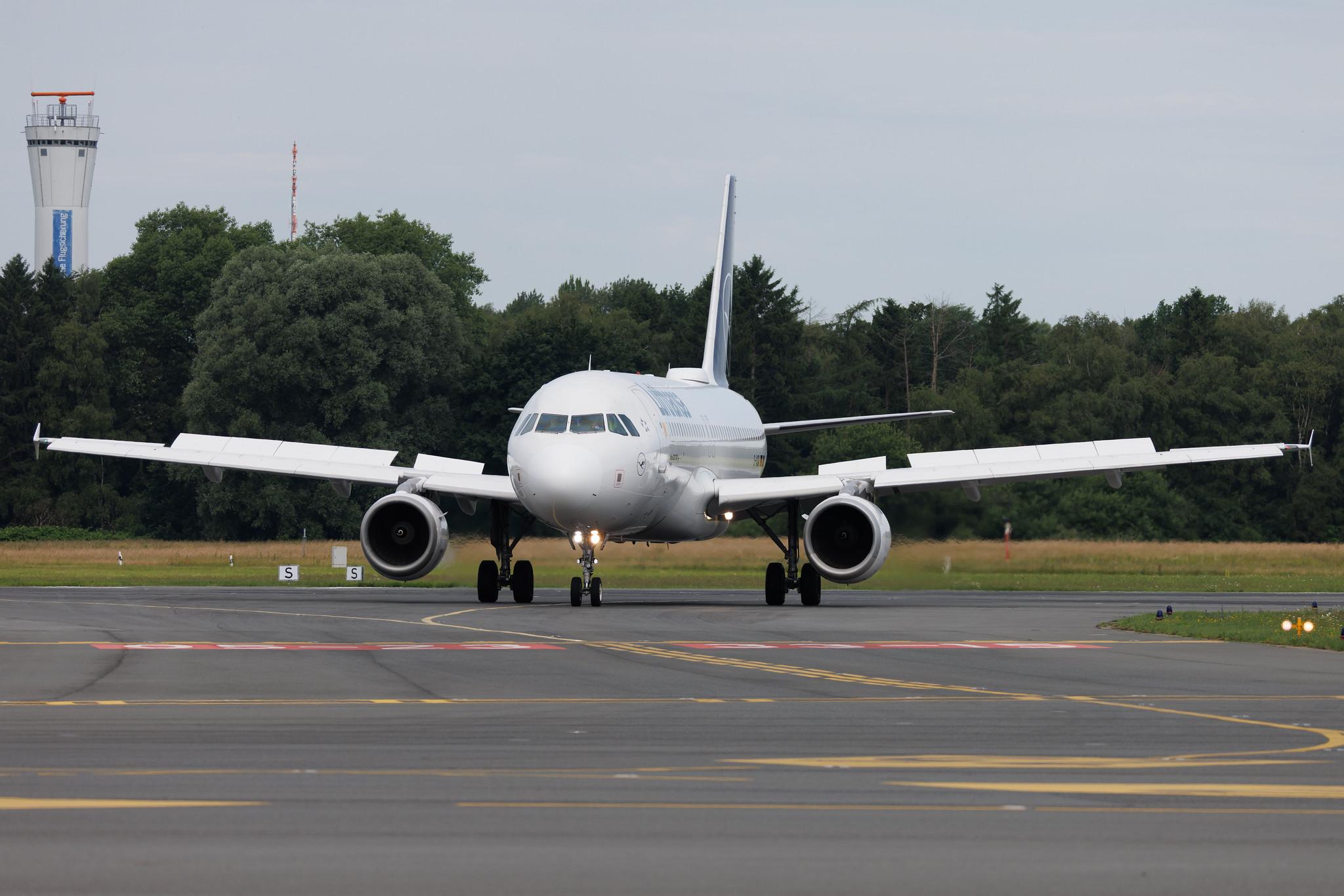Hamburg Airport: Lufthansa (LH / DLH) | Airbus A320-211 A320 | D-AIQW | MSN 1367