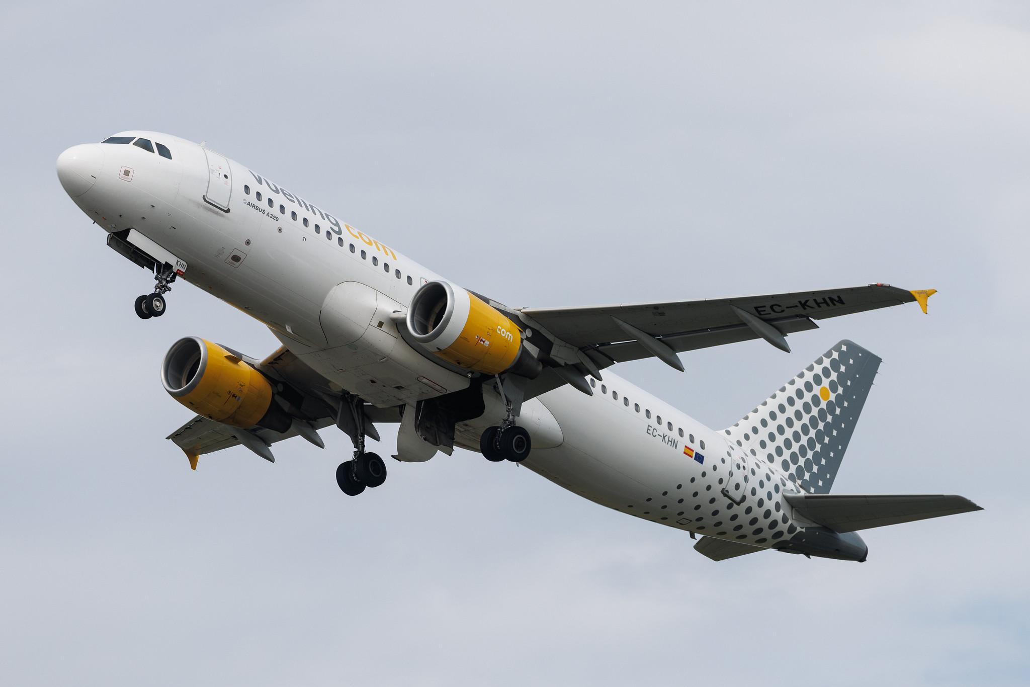 Hamburg Airport: Vueling (VY / VLG) | Airbus A320-216 A320 | EC-KHN | MSN 3203
