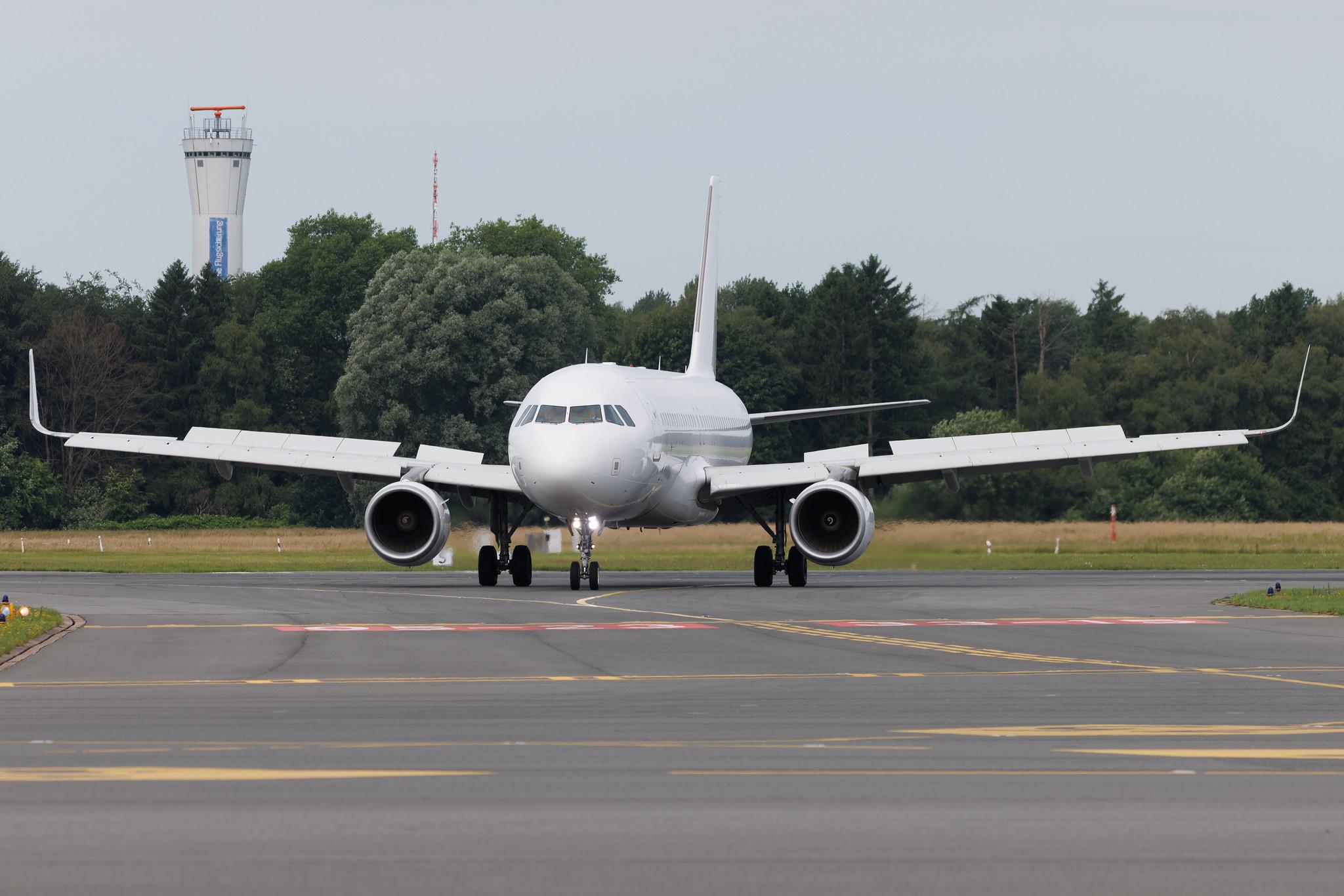 Hamburg Airport: Heston Airlines (HN / HST) | Airbus A320-214 A320 | LY-MAU | MSN 06347
