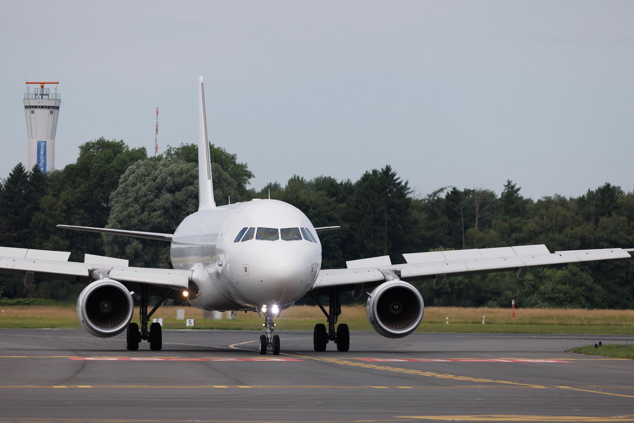 Hamburg Airport: Heston Airlines (HN / HST) | Airbus A320-214 A320 | LY-MAU | MSN 06347