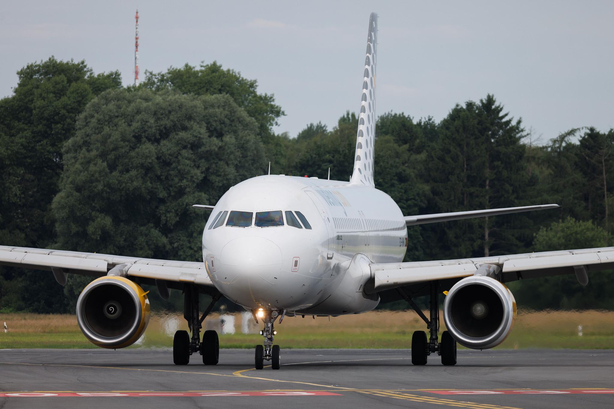 Hamburg Airport: Vueling (VY / VLG) | Airbus A320-216 A320 | EC-KHN | MSN 3203