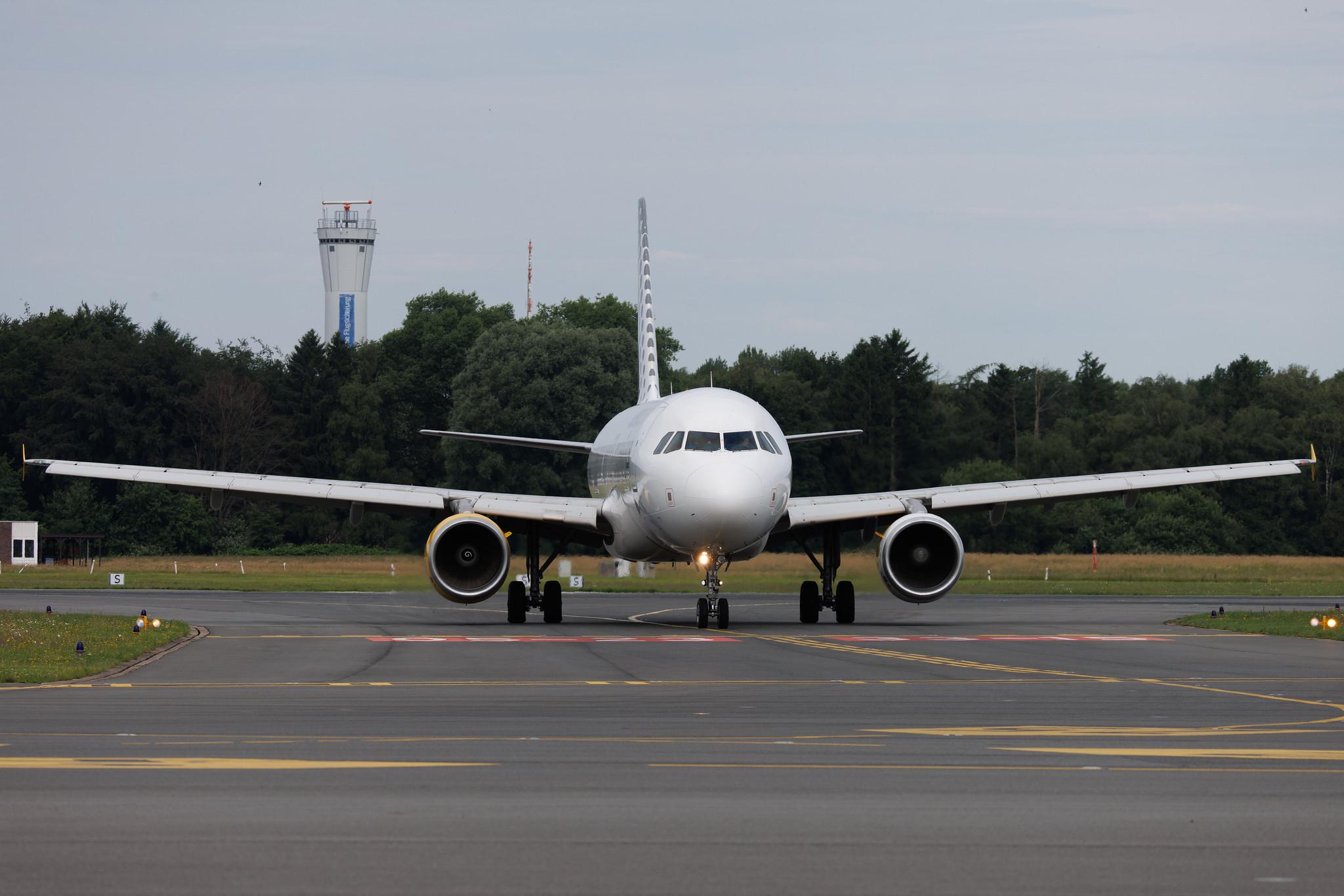 Hamburg Airport: Vueling (VY / VLG) | Airbus A320-216 A320 | EC-KHN | MSN 3203