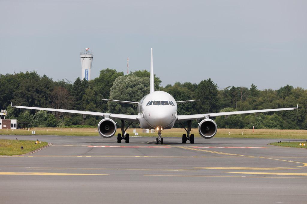 Hamburg Airport: Eurowings (EW / EWG) | Operator: GetJet Airlines | Airbus A320-214 A320 | LY-FAS | MSN 04273