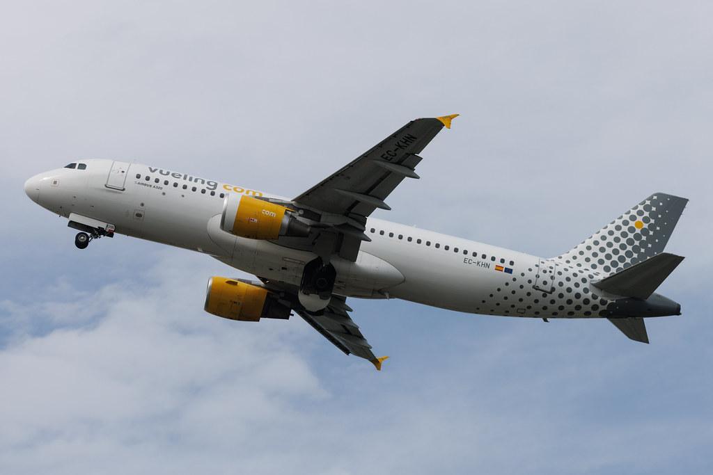 Hamburg Airport: Vueling (VY / VLG) | Airbus A320-216 A320 | EC-KHN | MSN 3203