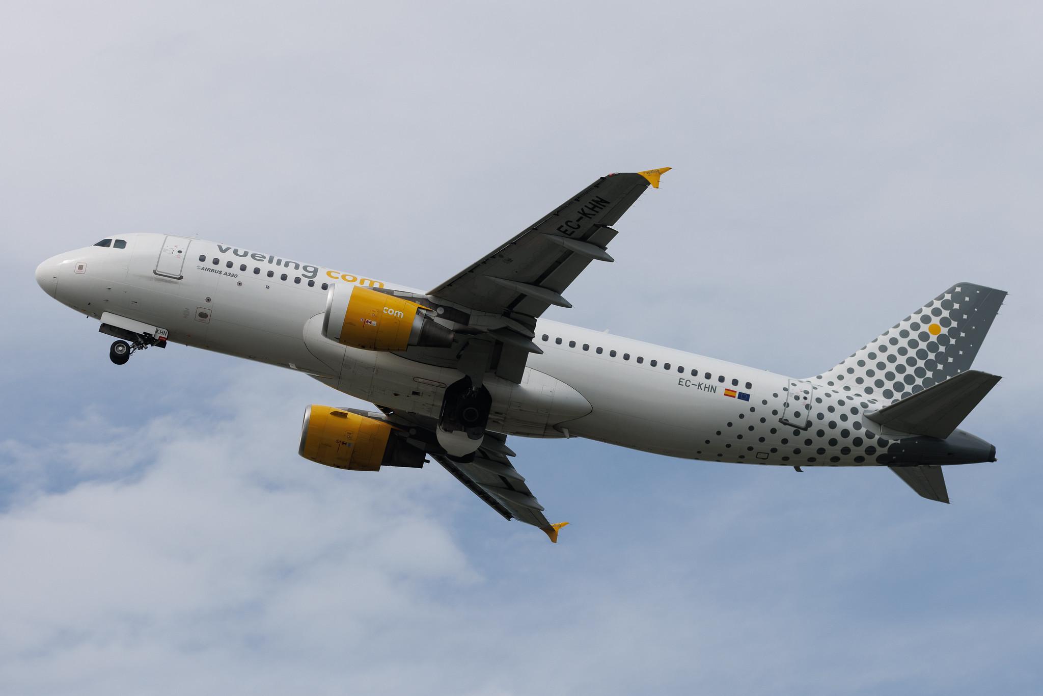 Hamburg Airport: Vueling (VY / VLG) | Airbus A320-216 A320 | EC-KHN | MSN 3203