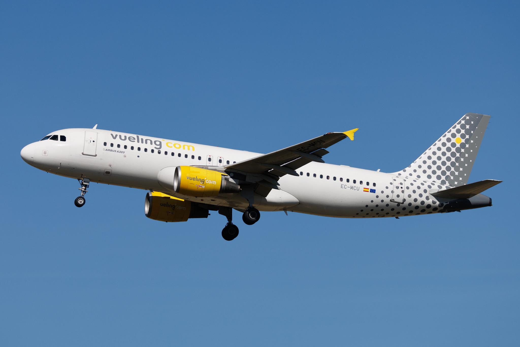 Rome Leonardo da Vinci Fiumicino Airport: Vueling (VY / VLG) | Airbus A320-214 A320 | EC-MCU | MSN 3907