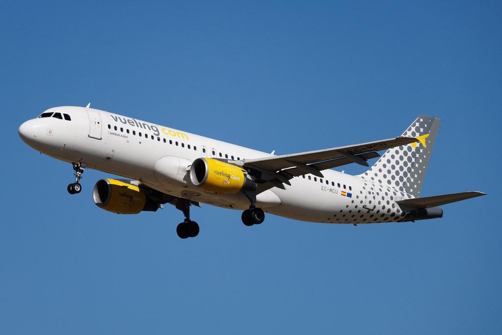 Rome Leonardo da Vinci Fiumicino Airport: Vueling (VY / VLG) | Airbus A320-214 A320 | EC-MCU | MSN 3907