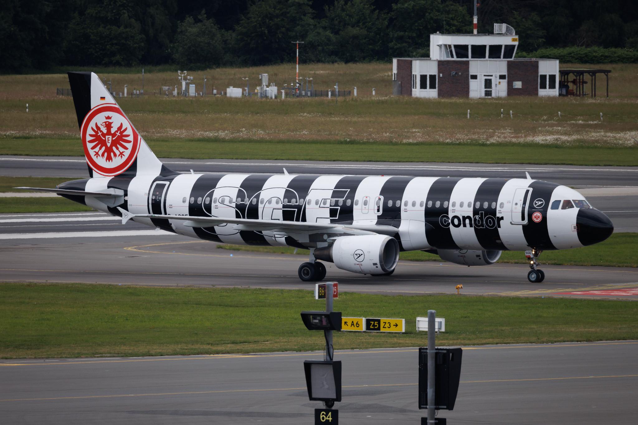 Hamburg Airport: Condor (DE / CFG) | Livery: Eintracht Frankfurt Livery | Airbus A320-214 A320 | D-ASGE | MSN 04463